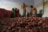 Rising Onion Prices Tempt Highway Robbers in India