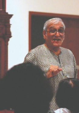 Dr. Mohan Agashe interacting with the audience.