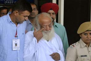 Spiritual leader Asaram Bapu with the police at Jodhpur prison