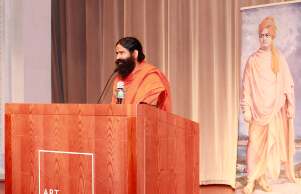 Swami Ramdevji speaking where Vivekanand spoke in Chicago. Photos : Vijay Pallod