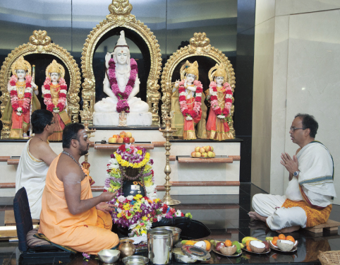 The priest, Sri Ganesh, Sri Harish  and Sri Chandrasekhar performed the abhisekam of the glowing Sivalinga in complete harmony with his chanting of the Rudram.