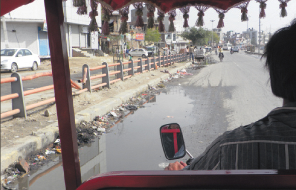The dirty streets on west Delhi from a rickshaw