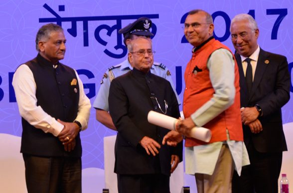 Ramesh Shah   receiving   Pravasi Bharatiya Samman Award from President of India  Hon. Pranab Mukherjee.