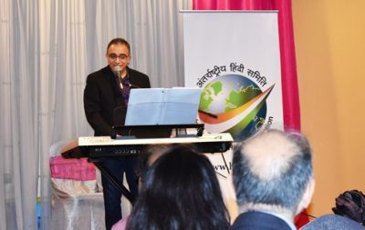 Imtiaz Munshi, a well-known local crooner, sang several Golden Oldies, which had the audience dancing away.