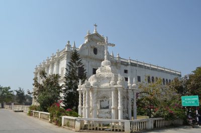 St. Paul’s Church in Diu is known for its traditional baroque architecture in white stucco. The altar, which has the image of St. Mary, is carved out of a single piece of Burmese teak and can be lit up with up to 101 candles.