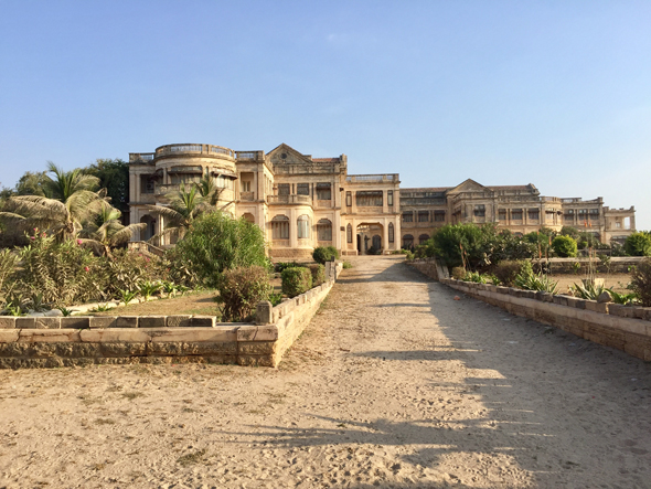 An unexpected discovery was the Huzoor Palace on the beach in Porbander. The palace appears abandoned, but you could imagine the type of lavish living Rana Narwarsinghji and his descendants held here. Imagine a Downton Abbey of India!