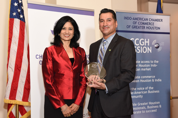 Wallis State Bank CEO Asif Dakri presented with a plaque by UH Chancellor Dr. Renu Khator. Photo: Bijay Dixit