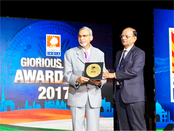 Dr Lulla receiving “Glorious India Achievement Award” from Mr. Bhagyesh Jha, IAS, former Secretary, State of Gujarat on May 27, 2017 at New Jersey convention center.