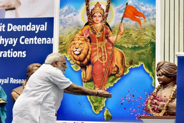 Narendra Modi paying tributes to Swami Vivekananda during a function on the occasion of 125th anniversary of Vivekananda’s Chicago address and birth centenary of Deendayal Upadhyay in New Delhi on Monday. Photo: PTI