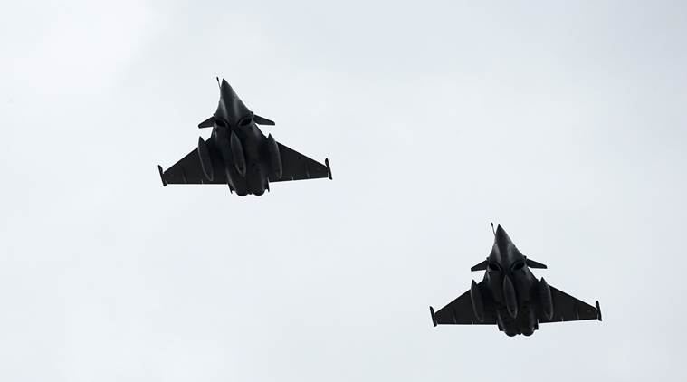 Dassault Rafale fighter jets fly over the Pyramid of the Louvre Museum as part of a rehearsal of the traditional Bastille Day military parade in Paris, France, July 11, 2016. REUTERS/Benoit Tessier