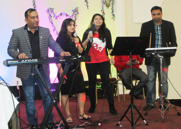 The Drum Beat Orchestra Abdul Merchant, keyboards; singers Shamim Khoja, Jasmine and Shamir Danani (seated) and Sharif Maradia, electric drum – serenaded the guests. 
