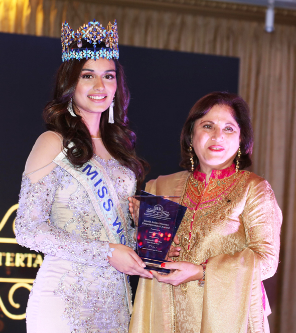 Neeta Bhasin receiving the South Asian Women Empowerment Award 2018 from Miss World 2017 Manushi Chillar. 
