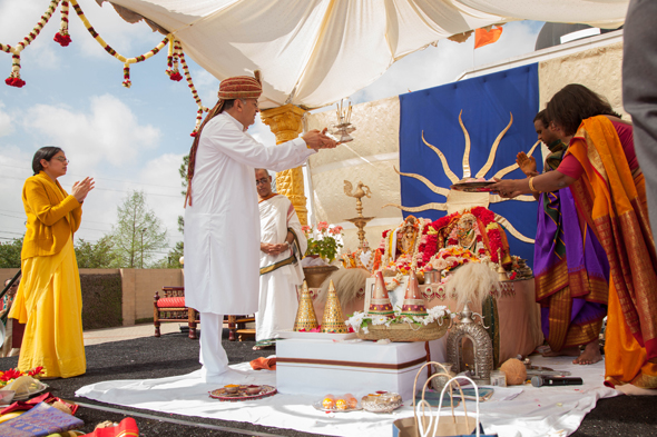 Acharya Gaurang Nanavaty performing Aarti under the guidance of Priest Sri Ganesh Sathyanarayana.