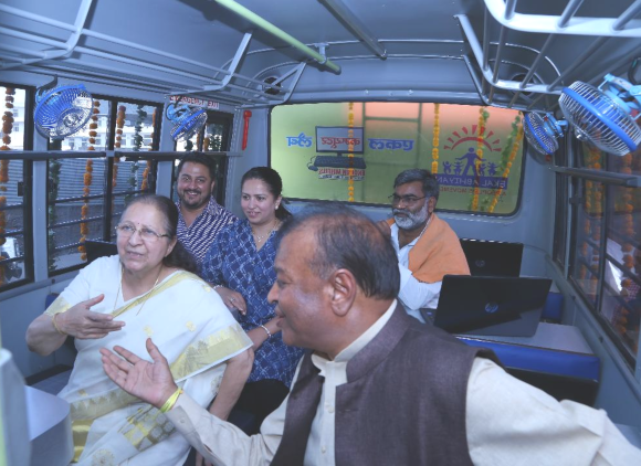 Amit and Arpita Bhandari behind Lok Sabha Speaker Sumitra Mahajan at the inauguration of the bus.