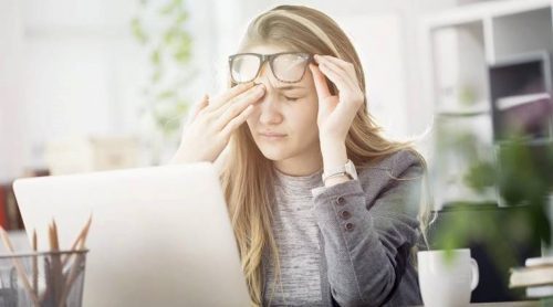 Here are 5 tips to follow in order to get rid of eye strain at work. (Source: Thinkstock/Getty Images)